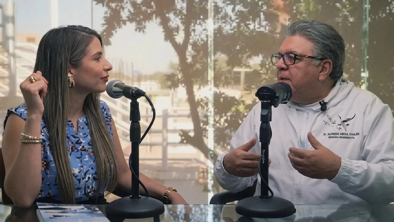 Dr. Alfredo Abdul Khalek en entrevista de podcast con micrófono